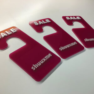 ป้ายคล้องประตูตัวอักษรสีขาว