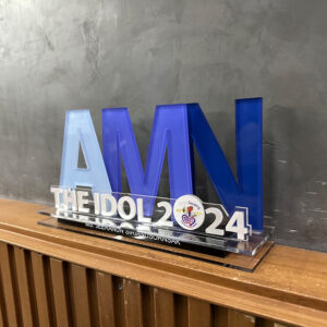 ป้ายรางวัลอะคริลิคตั้งโต๊ะ พรีเมี่ยม ออกแบบสั่งทำสำหรับงานเฉพาะ