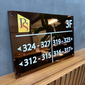ป้ายบอกทาง 3F อะคริลิคติดผนัง บริษัท RS