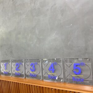 ป้ายบอกชั้นอาคาร ติดสติกเกอร์บนแผ่นอะคริลิคใส