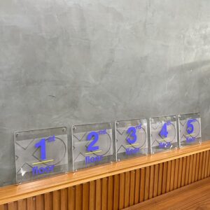 ป้ายบอกชั้นอาคาร อะคริลิคมุมมองด้านข้าง