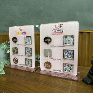 ป้าย QR Code ตั้งโต๊ะ พื้นหลังสีชมพูใส่โลโก้ร้าน