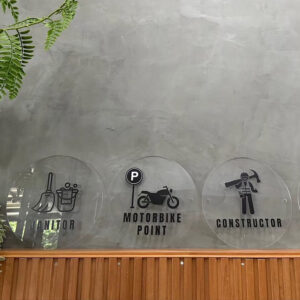 ป้ายอะคริลิคใสติดผนัง 3 ป้าย แบบน็อตสแตนดอฟ Standoff