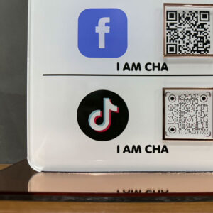 ป้ายสแกนเพิ่มเพื่อน ใส่สัญลักษณ์ facebook และ tiktok
