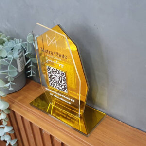 ป้ายอะคริลิคตั้งโต๊ะ QR Code สีทอง ดีไซน์พรีเมียม มุมเฉียง