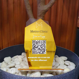 ป้ายอะคริลิคตั้งโต๊ะ QR Code สีทอง วางหน้าเคาน์เตอร์คลินิก