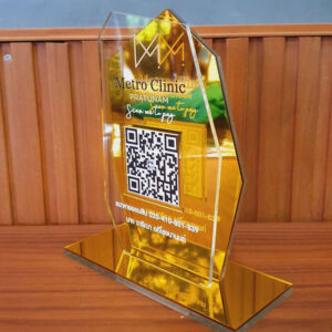 ายละเอียดป้ายอะคริลิคตั้งโต๊ะ QR Code สีทอง งานพิมพ์คมชัด