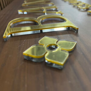 ตัวอักษรอะคริลิค ขอบใสสีทองเสริมใส