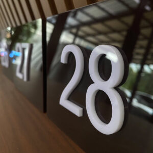 ป้ายตัวเลข 28 อะคริลิค ตัวอักษรไดคัท