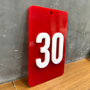ป้ายตัวเลข 30 อะคริลิค ตัวอักษรไดคัทติดบนพื้นหลังสีแดง