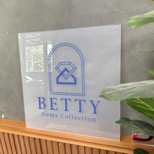ป้ายติดหน้าร้านเสริมสวย อะคริลิคสีฝ้า พิมพ์โลโก้ร้าน