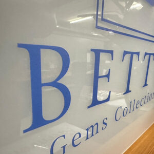 ป้ายติดหน้าร้านเสริมสวย Betty อะคริลิคสีฝ้า
