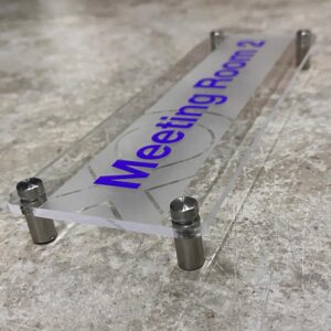 ป้ายห้องประชุม ติดสติ๊กเกอร์ฝ้า ติดผนังพร้อมอุปกรณ์น็อตลอย