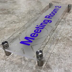 ป้ายห้องประชุม อะคริลิคติดสติ๊กเกอร์ฝ้า