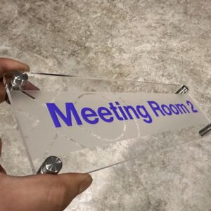 ป้ายหน้าห้องประชุมติดสติ๊กเกอร์ขาวขุ่น
