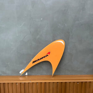 ป้ายโลโก้อะคริลิค mclaren พิมพ์ UV ไดคัทขอบตามแบบ