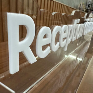 ป้าย Reception ตั้งโต๊ะ ตัวอักษรนูน พิมพ์โลโก้