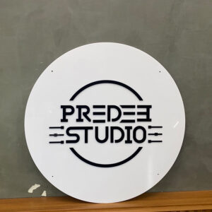 ป้ายอะคริลิควงกลม Predee Studio ติดผนังแบบเรียบ