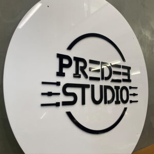 ป้ายอะคริลิควงกลม Predee Studio พื่นหลังสีขาวตัวอักษรดำ