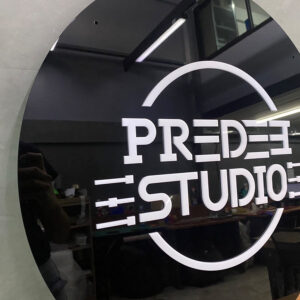 ป้ายอะคริลิควงกลม Predee Studio พื้นหลังดำ ตัวอักษนูนสีขาว