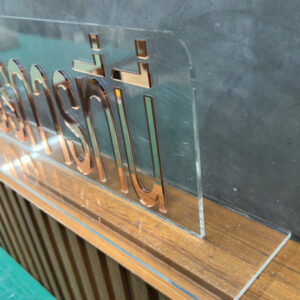 ป้ายสอบถามอัตราค่าบริการ ตัวอักษรนูนสีมิลเรอร์พิ้งโกลด์