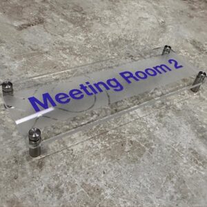 ป้ายอะคริลิคติดผนังด้วย น็อตหมุดลอย Standoff