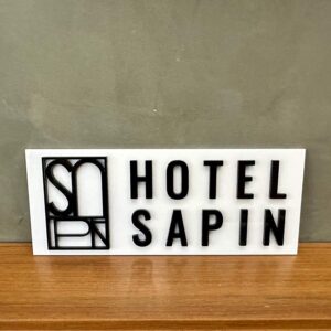 ป้ายตัวหนังสืออะคริลิค พื้นขาวตัวอักษรแบบนูน